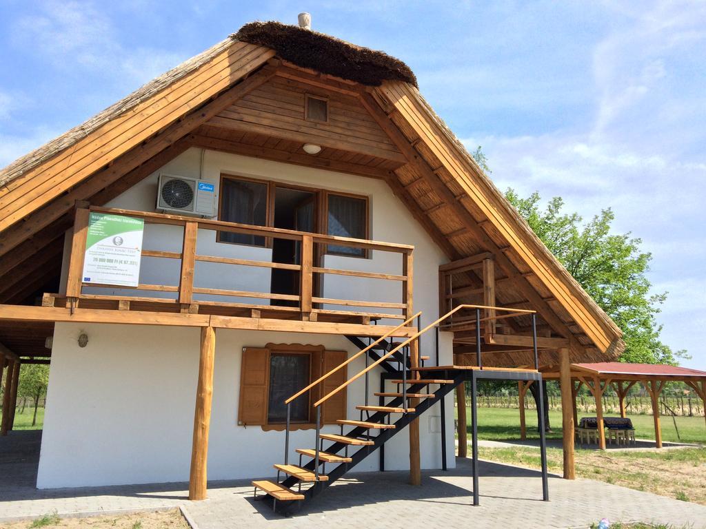 ホテルNadas Apartman ショルトバットカート エクステリア 写真